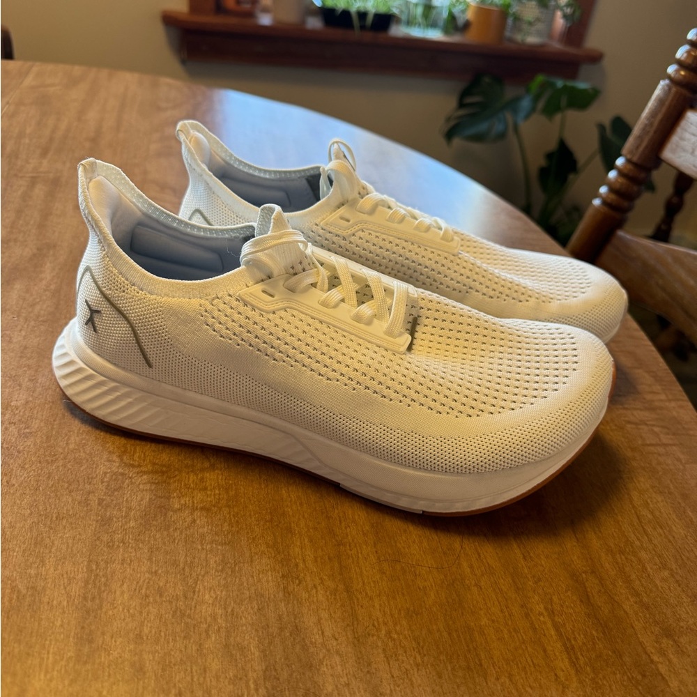 Flux footwear men’s size 9/womans 10.5 in like new condition! Bright white color